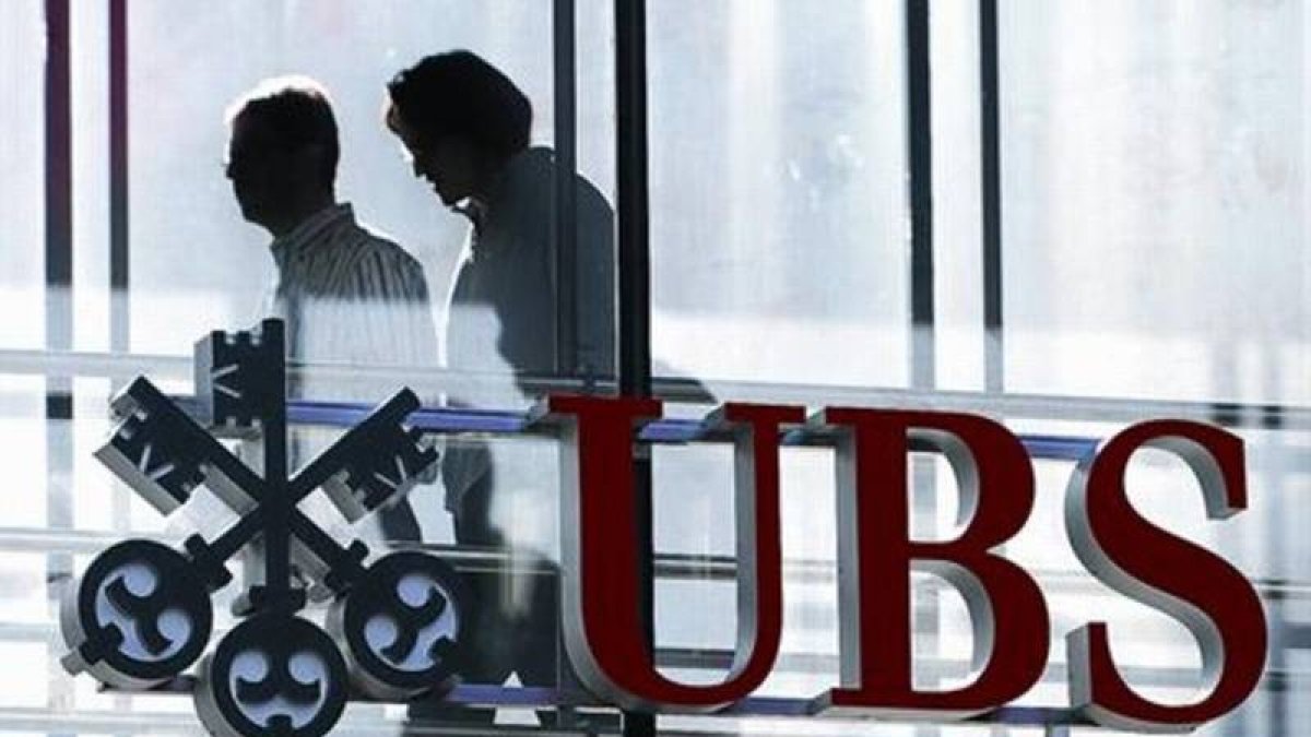 Empleados del banco suizo UBS, en la sede de la entidad financiera en Zurich.-Foto:   AFP / FABRICE COFFRINI
