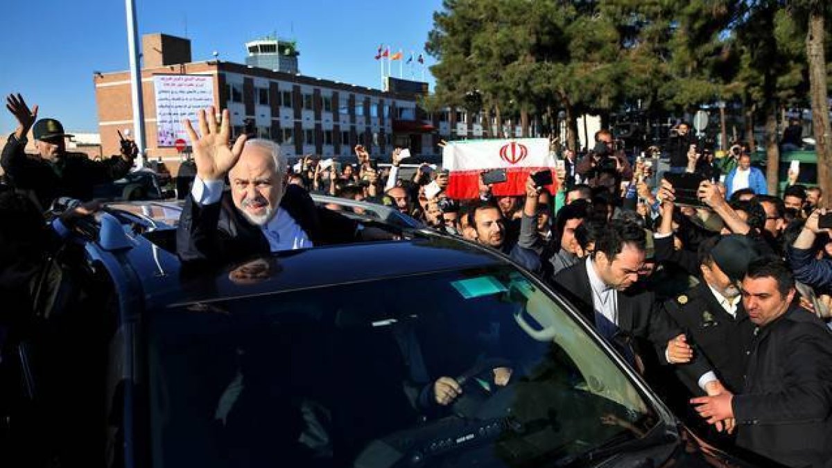 El ministro de Esteriores de Irán, Mohammad Javad Zarif, recibido en Teherán por una multitud de ciudadanos que festejaban el acuerdo de Lausana.-Foto: AP / EBRAHIM NOROOZI