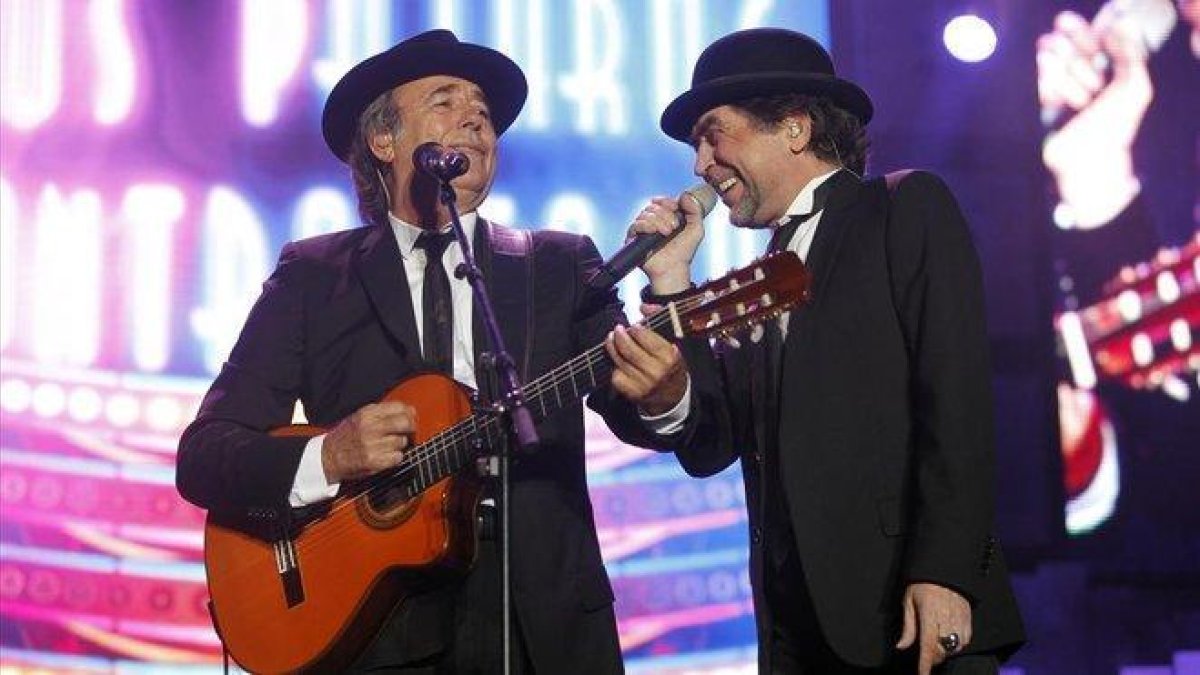 Serrat y Sabina (derecha), durante su gira del 2012, en el Palau Sant Jordi.-JOSEP GARCIA