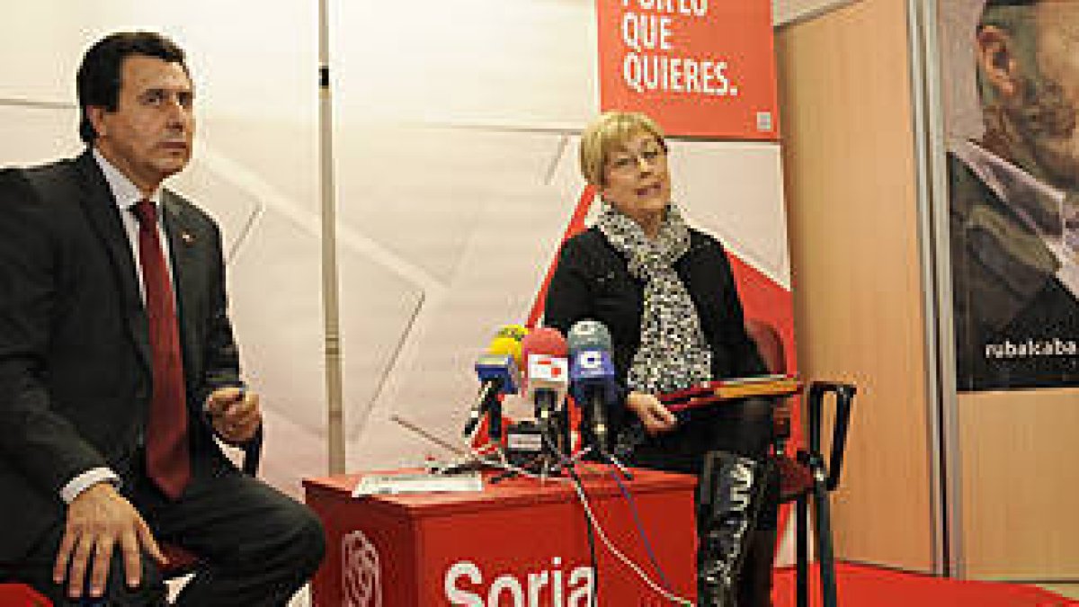 Félix Lavilla y Eloísa Álvarez presentaron ayer el programa electoral para Soria ayer en la sede del PSOE. / ÚRSULA SIERRA-