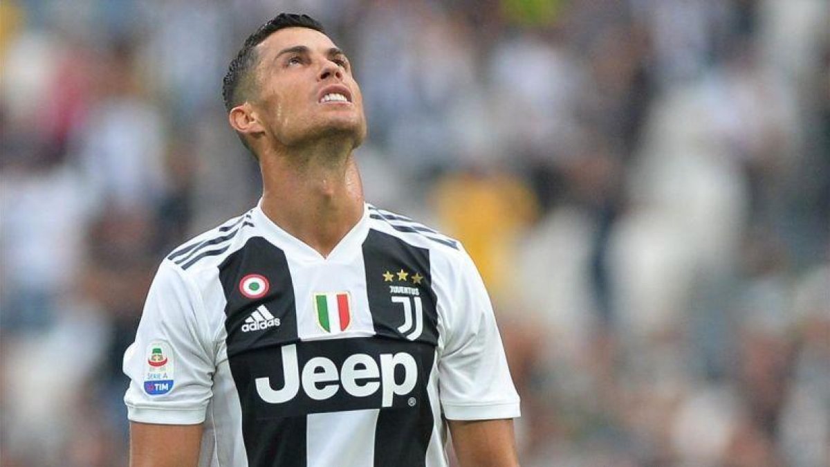 Cristiano Ronaldo se lamenta de una ocasión fallada.-REUTERS / MASSIMO PINCA