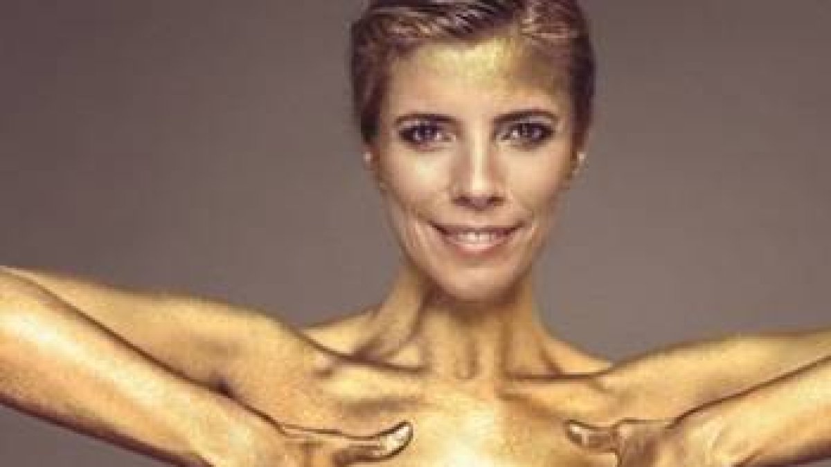 El desnudo dorado de Maribel Verdú para el reportaje de Harper's Bazaar.-Foto: HARPER'S BAZAAR