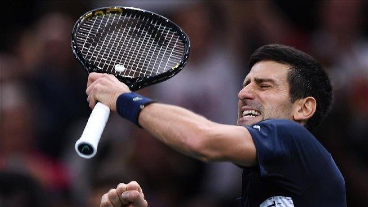 Djokovic celebra con rabia el triunfo frente a Shapovalov en la final de París.-CHRISTOPHE ARCHAMBAULT (AFP)