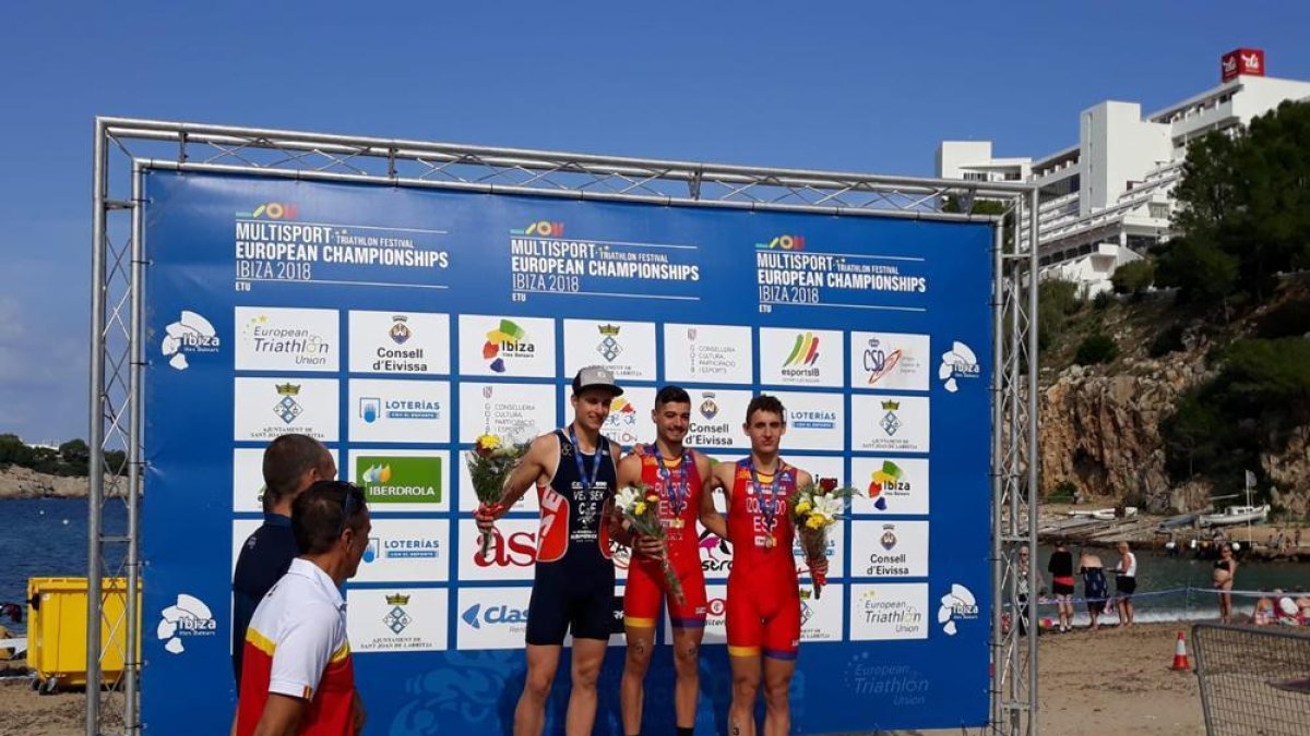 Alfonso Izquierdo, a la derecha, en el podio del Europeo júnior de duatlón cross celebrado ayer en Ibiza.-HDS
