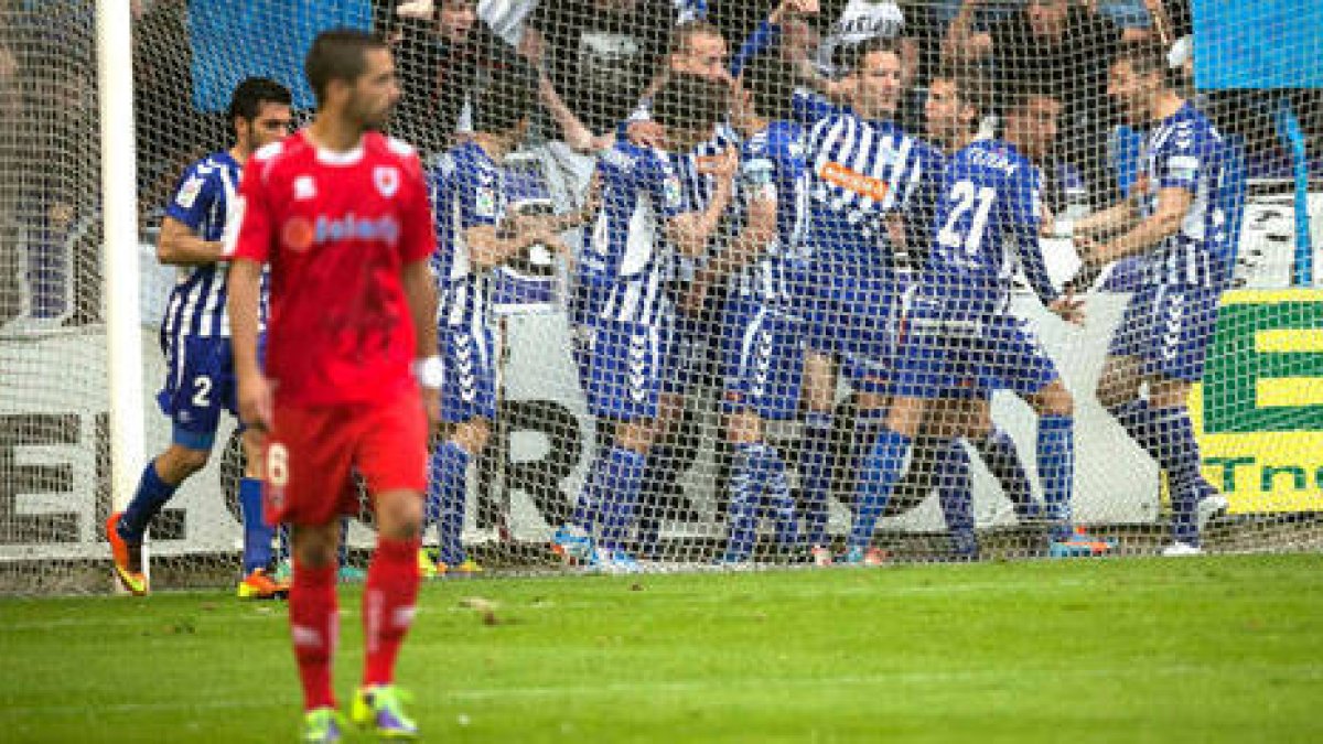 El Numancia perdió 3-1 en su desplazamiento a Vitoria. / ÁREA 11-
