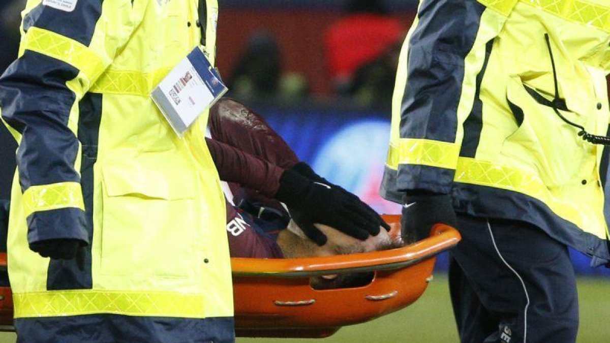 Neymar, retirado en camilla.-GEOFFROY VAN DER HASSELT (AFP)