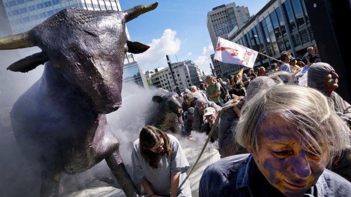 Protesta en ocasión de los 10 años de la crisis en Fráncfurt, ayer.-MICHAEL PROBST