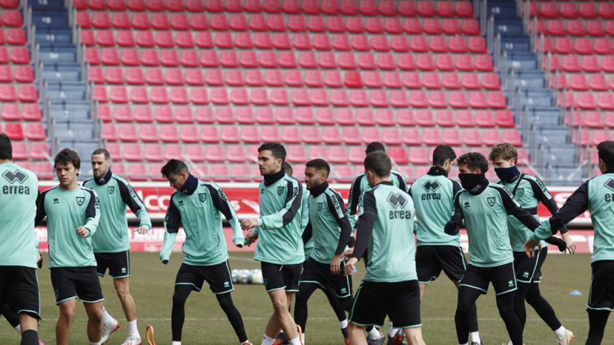 Adri Herrera entrenó ayer con el primer equipo del Numancia después de su debut del pasado sábado. MARIO TEJEDOR
