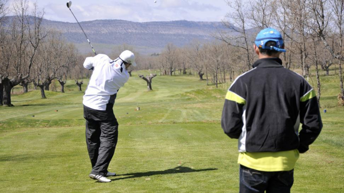 Un jugadores en el campo de golf de Pedrajas.-HDS