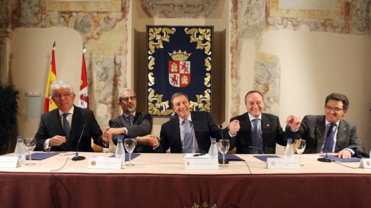 (I a D) El rector de la Universidad de León, José Ángel Hermida; de Salamanca, Marcos Ruipérez; el consejero de Educación, Juan José Mateos; el rector de la UVa, Daniel Miguel y de la Ubu, Alfonso Murillo, en la firma de un convenio con las universidades -Ical