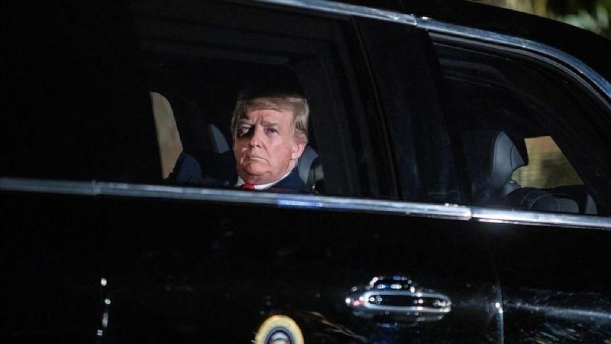 El presidente estadounidense Donald Trump sale de la Casa Blanca rumbo al Capitolio.-JIM LO SCALZO (EFE)