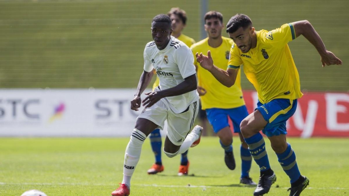 Vinicius conduce el balón en su primer partido con el Real Madrid Castilla-BALDESCA SAMPER