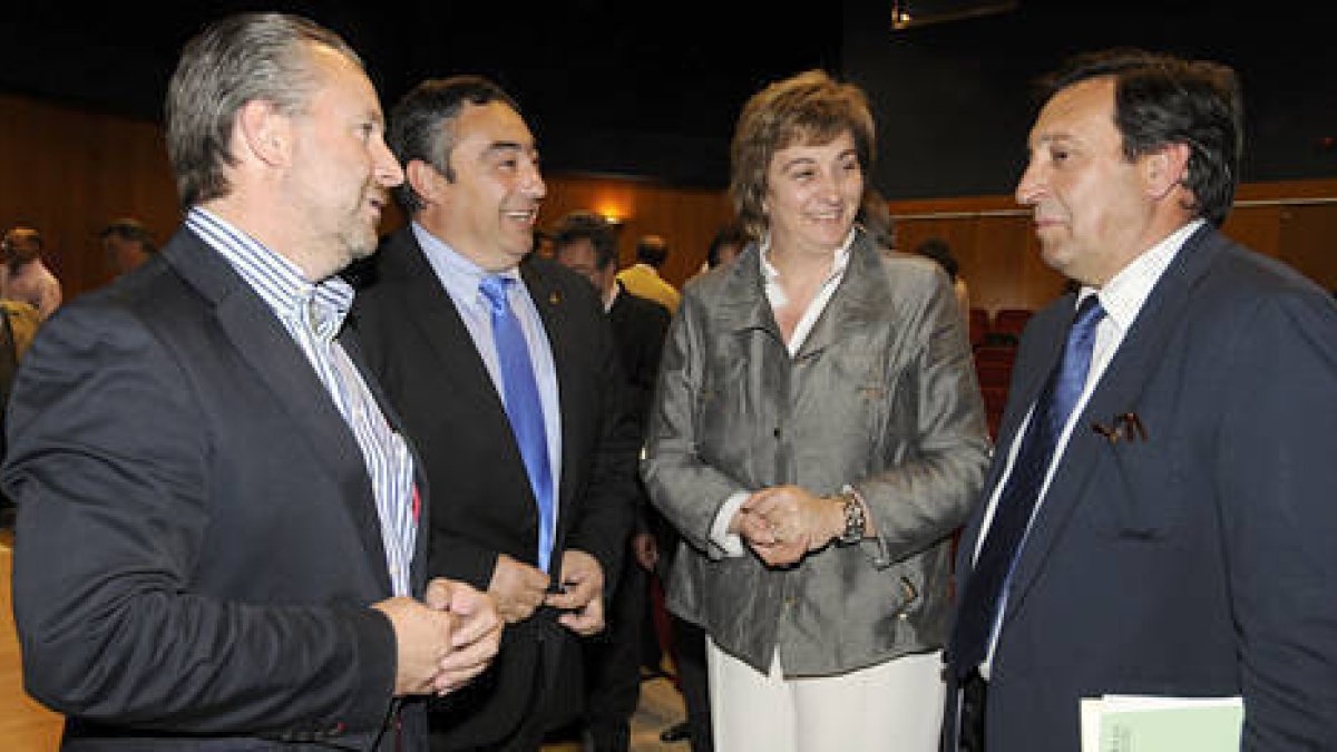 De izquierda a derecha, Donaciano Dujo, Carmelo Gómez, María Jesús Ruiz y Pedro Barato en la clausura de la Asamblea de Asaja. / VALENTÍN  GUISANDE-