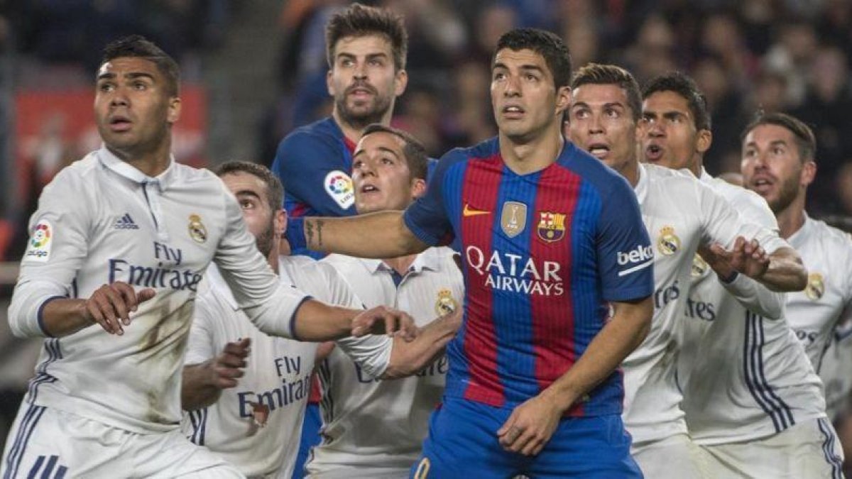 Seis jugadores del Madrid y los barcelonistas Suárez y Piqué, en el último clásico del Camp Nou.-FERRAN SENDRA