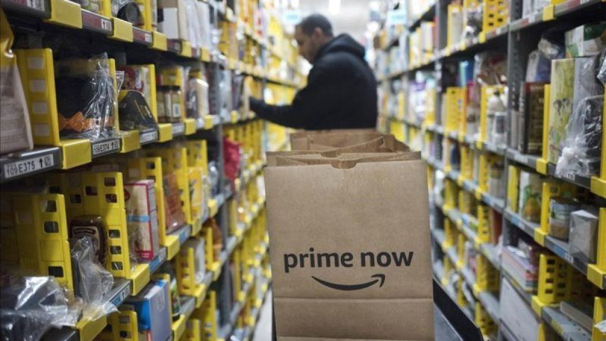Preparación de un pedido de Amazon Prime Now.-AP / MARK LENNIHAN