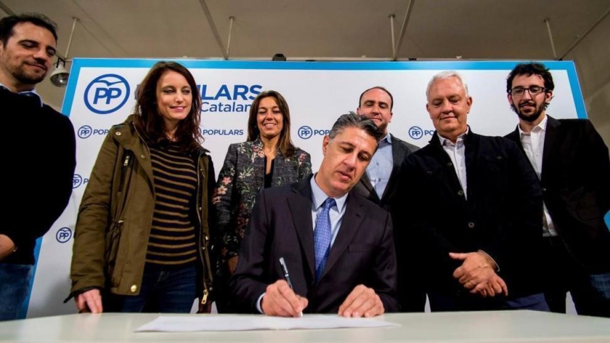 Xavier García Albiol junto a otros miembros de la candidatura del PPC-/ QUIQUE GARCIA (EFE)