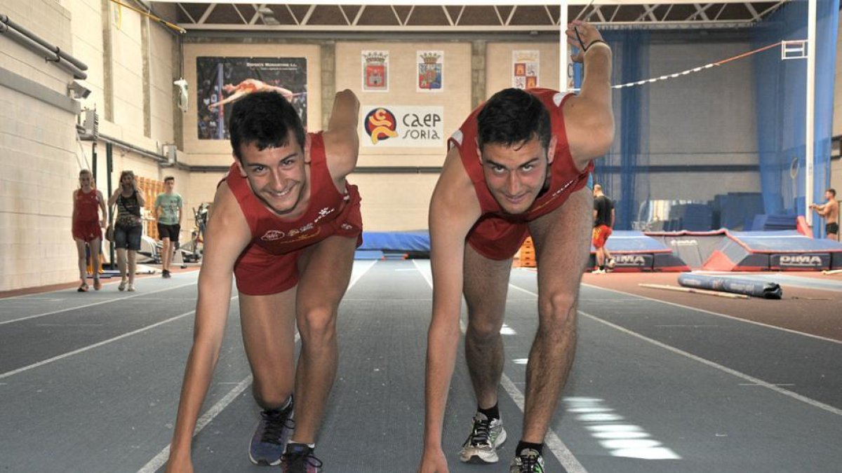 Hugo e Ignacio de Miguel Ramos durante un entrenamiento en las pistas de atletismo del Caep Soria.-Valentín Guisande