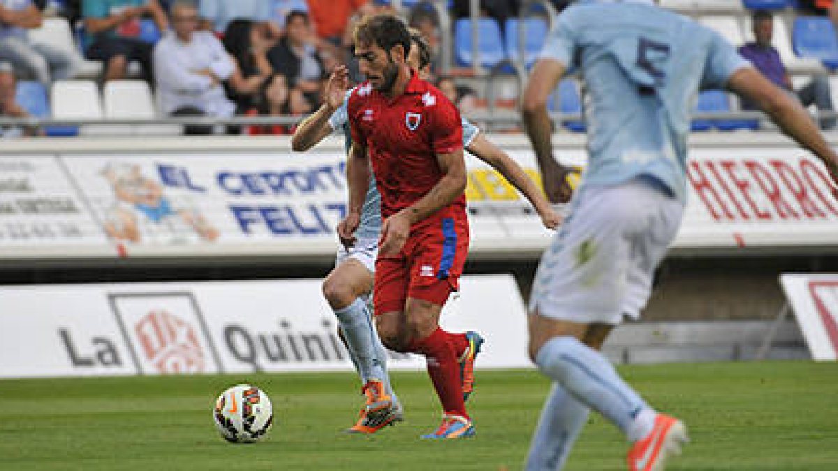 El Numancia recibe esta tarde al Real Zaragoza en Los Pajaritos. / VALENTÍN GUISANDE-