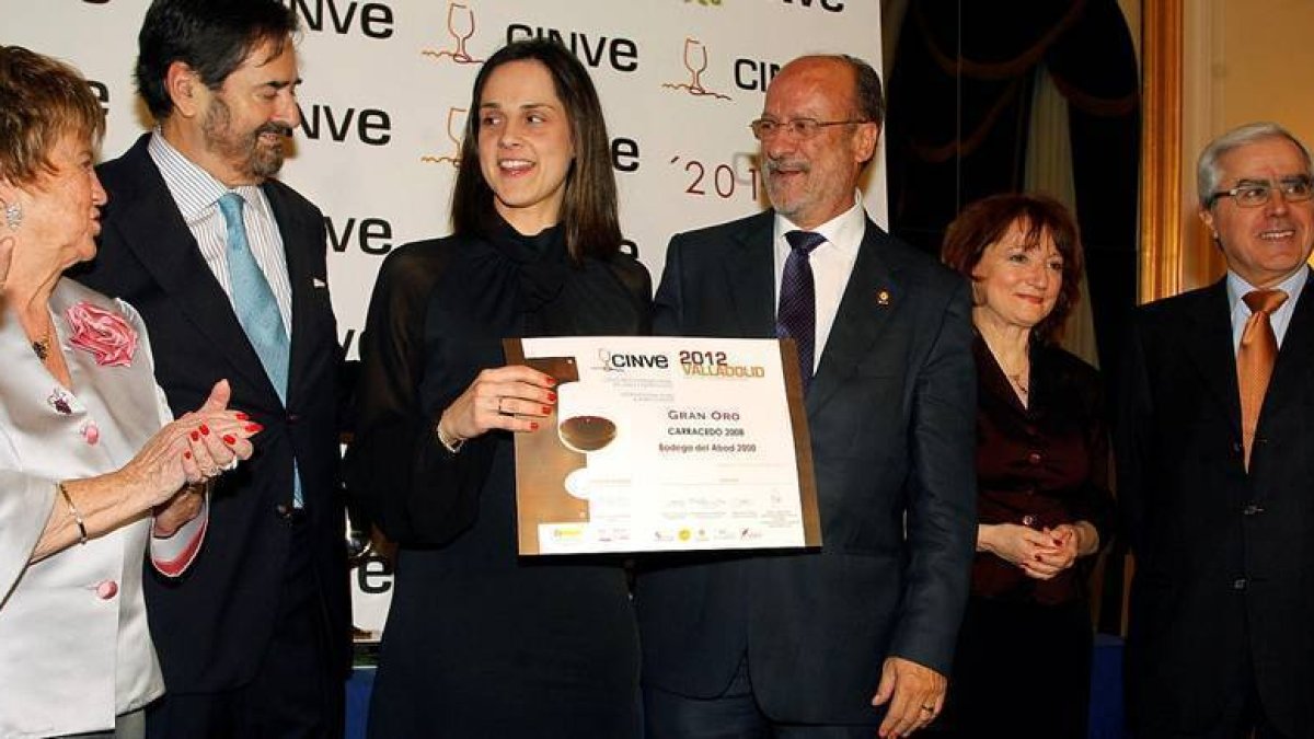 El premio de Bodega del Abad fue recogido por Adriana Ulibarri. / DIARIO DE LEÓN-