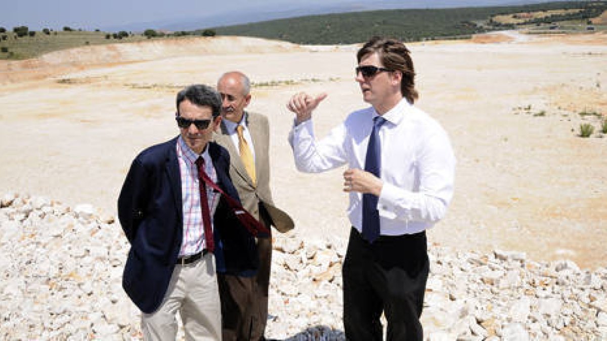El director gerente de Sepes, Rafael Zorrilla (izda) con el alcalde de Soria en los terrenos de Valcorba I. / ÚRSULASIERRA-
