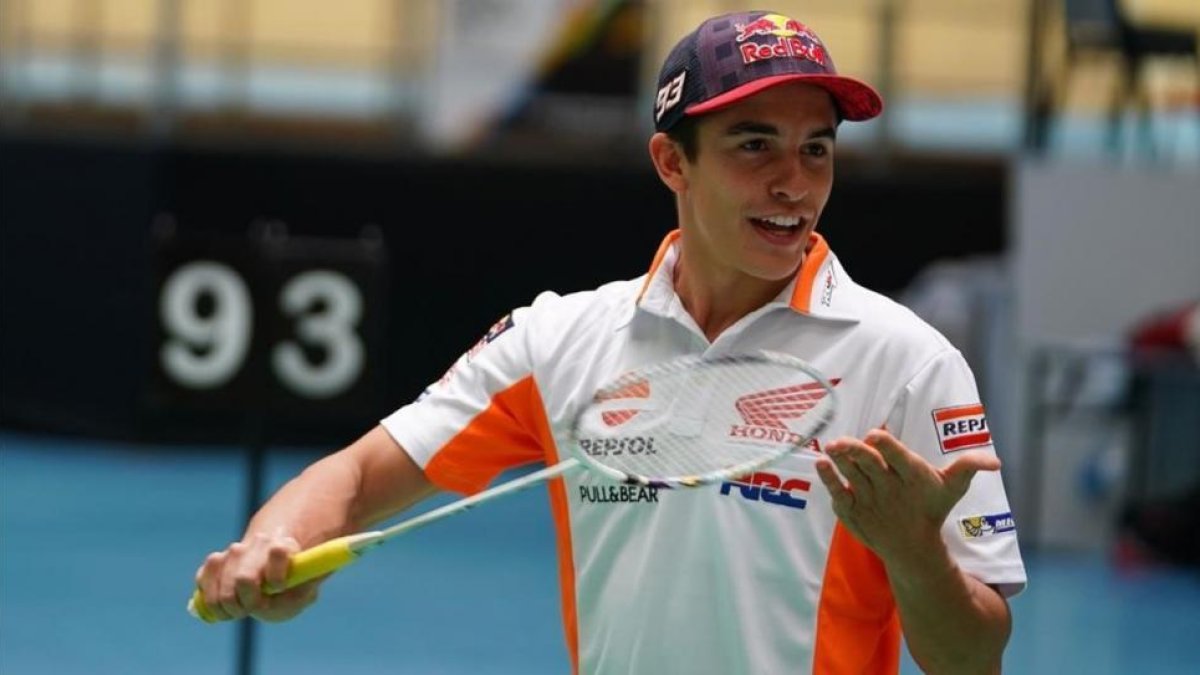 Marc Márquez juguetea con la raqueta de badminton, hoy, en Kuala Lumpur, antes de participar en una exhibición con exolímpicos malayos.-ALEJANDRO CERESUELA