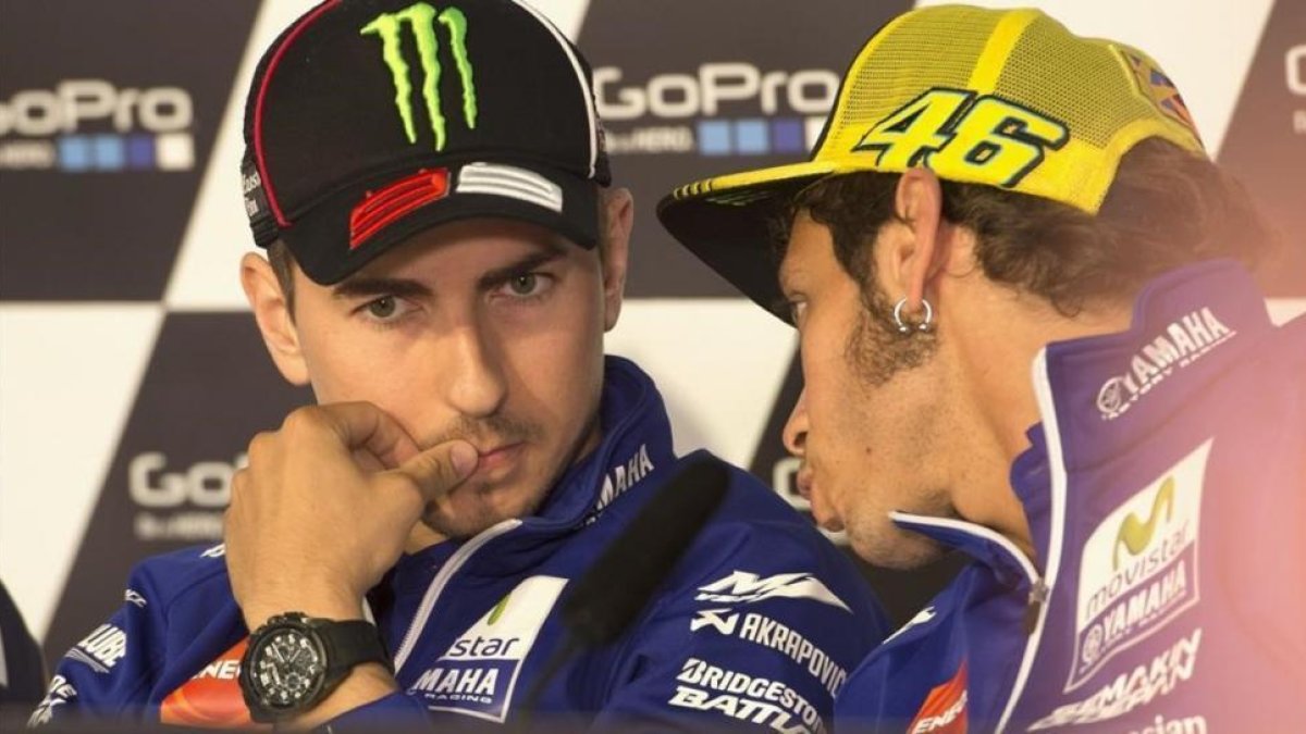 Jorge Lorenzo conversa con Valentino Rossi.-MIRCO LAZZARI