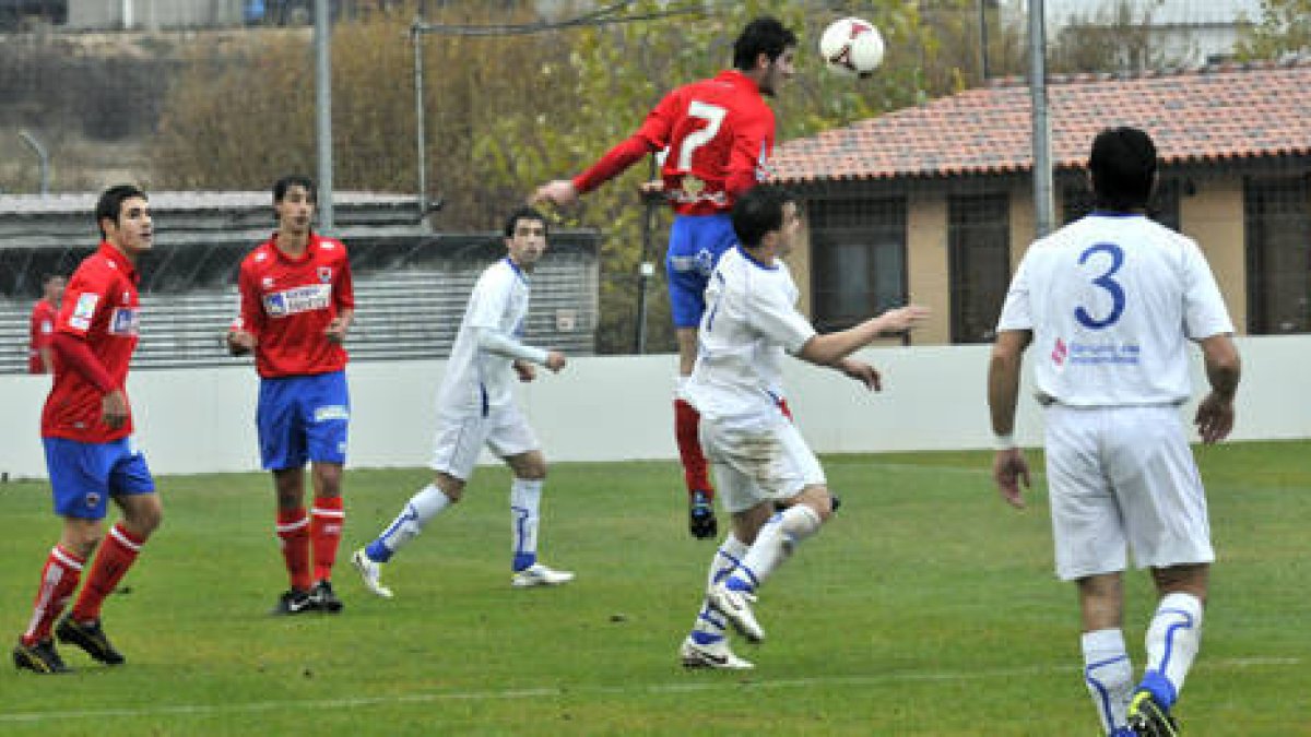 Numancia B y Almazán miden sus fuerzas en la Ciudad Deportiva. / DIEGO MAYOR-