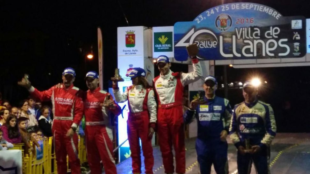 Cristian García y Rebeca Liso en el centro de la imagen como ganadores del rallye de Llanes.-Escudería Auto Moto Soria.