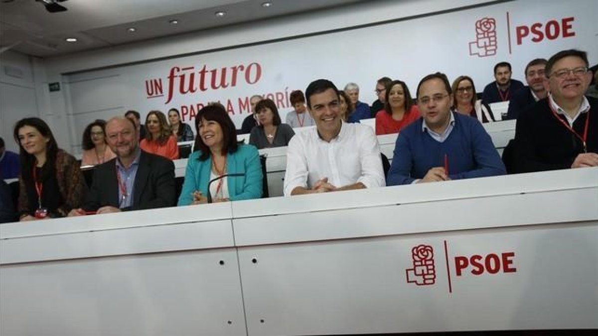 Sánchez, junto a varios miembros de la dirección del PSOE, durante el comité federal del pasado 30 de enero.-