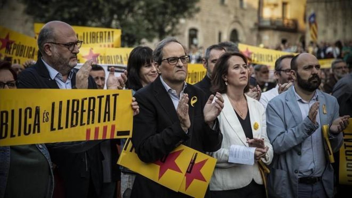 Quim Torra y Elisenda Paluzie, el pasado mayo, en una concentración en la plaza de la Catedral de Barcelona, para pedir la libertad de los políticos presos.-/ CARLOS MONTANYES