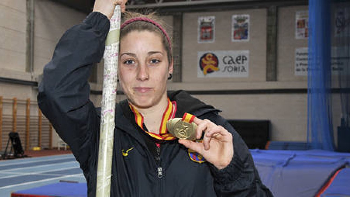 Carla Franch en las instalaciones del Caep Soria con la medalla de oro lograda en Sabadell. / VALENTÍN GUISANDE-