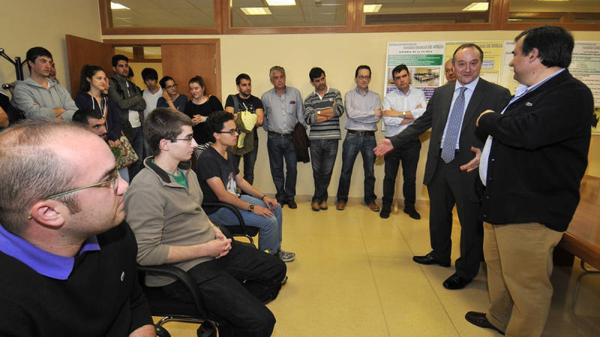 El rector electo durante la reunión con alumnos y profesores de Agrarias al inicio de la visita. / VALENTÍN GUISANDE-