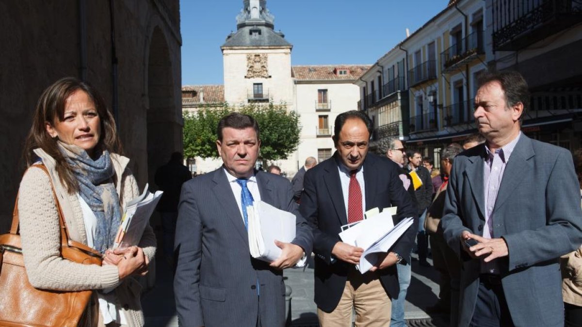 (De Ia D) La viceconsejera de Ordenación del Territorio y Relaciones Institucionales, María de Diego; el director general, Luis Miguel González; el delegado territorial, Manuel López y el alcalde de El Burgo de Osma, Jesús Alonso momentos antes de la reun-Ical