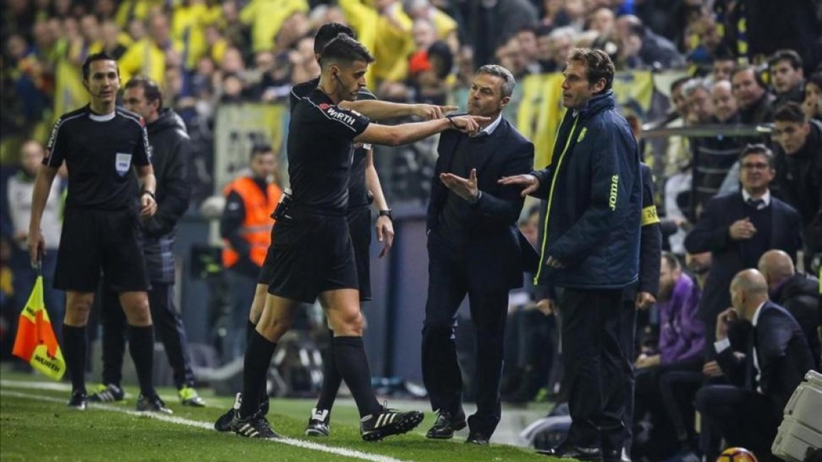 Instante en el que Fran Escribá, técnico del Villarreal, protesta a Gil Manzano por su expulsión-MIGUEL LORENZO