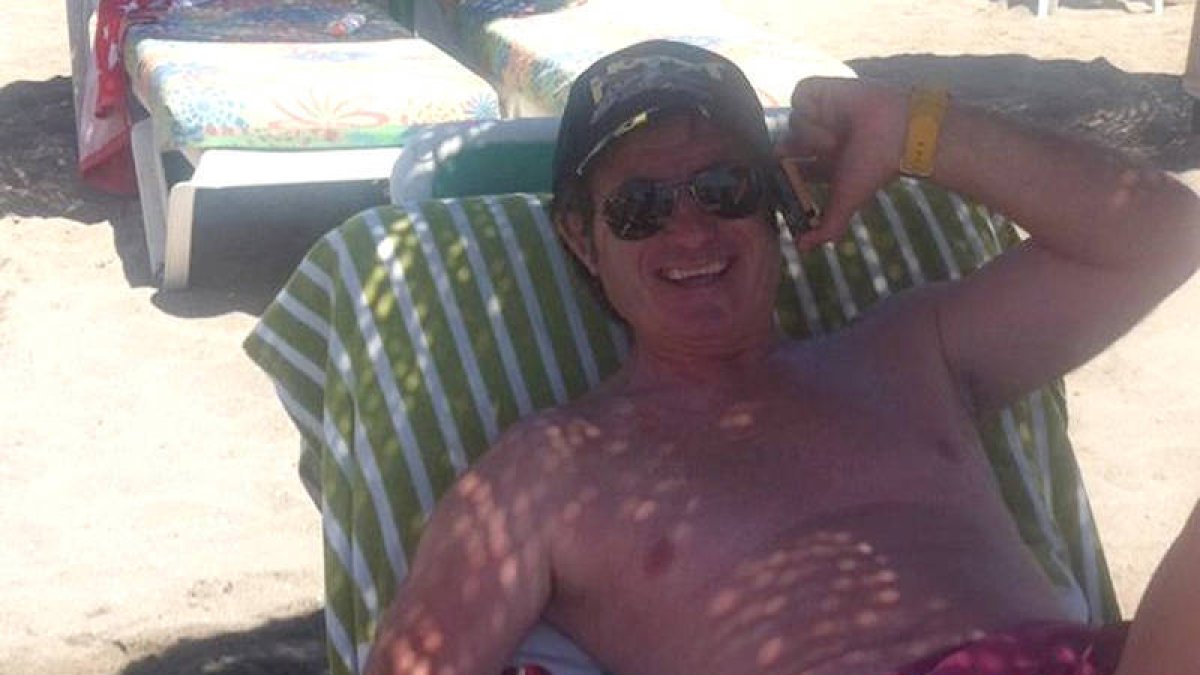 Anquela tumbado en una tumbona, disfrutando de la playa de Benalmádena. -