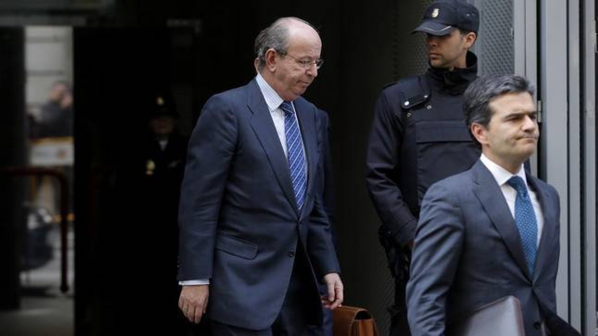 Rafael Spottorno, saliendo de la Audiencia Nacional el pasado mes de marzo, después de declarar por el caso de las tarjetas 'black' de Caja Madrid.-Foto: JOSÉ LUIS ROCA