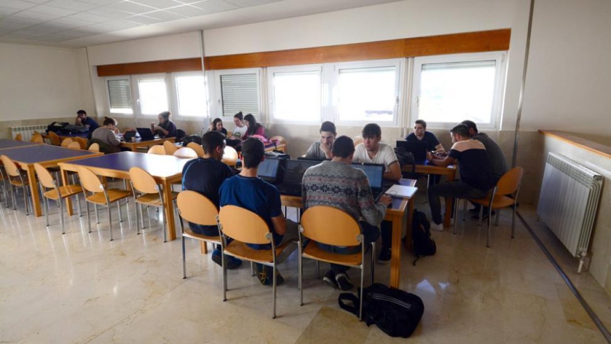Alumnos universitarios esta semana en el Campus.-ÁLVARO MARTÍNEZ