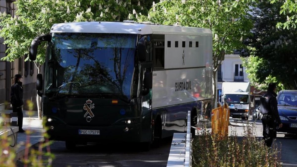 Un furgón de la Guardia Civil traslada a los detenidos de la 'operacion Lezo'.-EFE / J. J. GUILLÉN