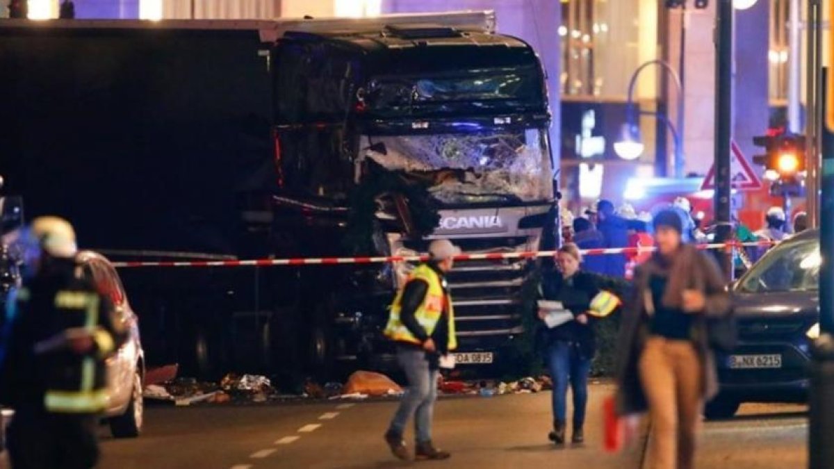 Policía en el mercado navideño de Berlín.-REUTERS