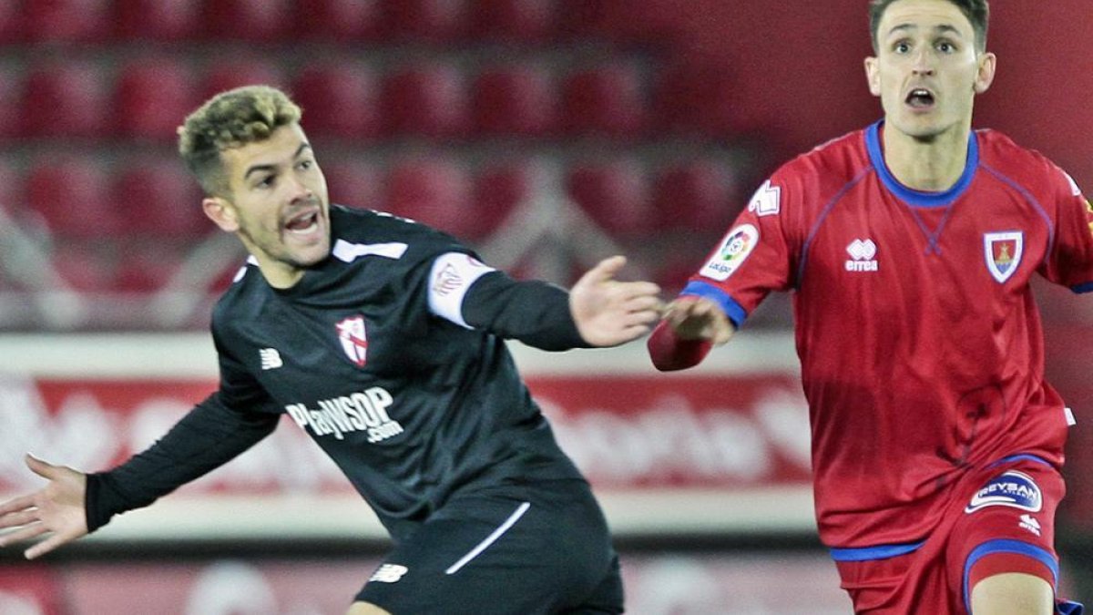 Curro Sánchez, junto a Elgezabal, en un partido del Sevilla Atlético frente al Numancia en Los Pajaritos.-MARIO TEJEDOR