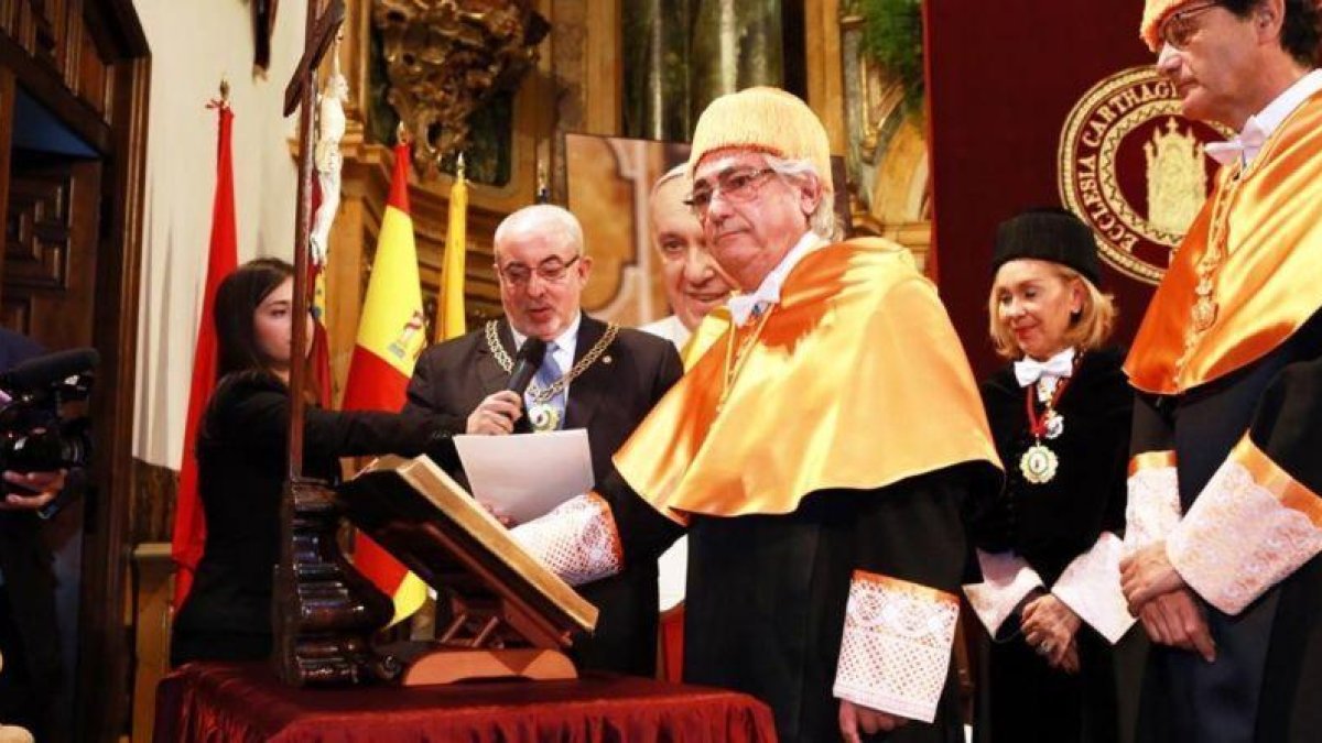 Manuel Lao en el momento de ser investido doctor honoris causa de Universidad Católica San Antonio de Murcia.-