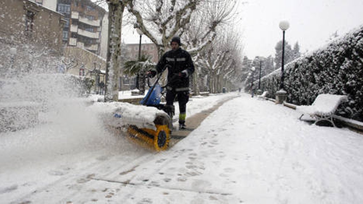 Un operario municipal trabaja en la retirada de nieve junto al parque de la Dehesa. / ÁLVARO MARTÍNEZ-