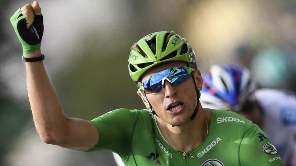 Kittel llega triunfador en la etapa de Pau.-APF / LIONEL BONAVENTURE