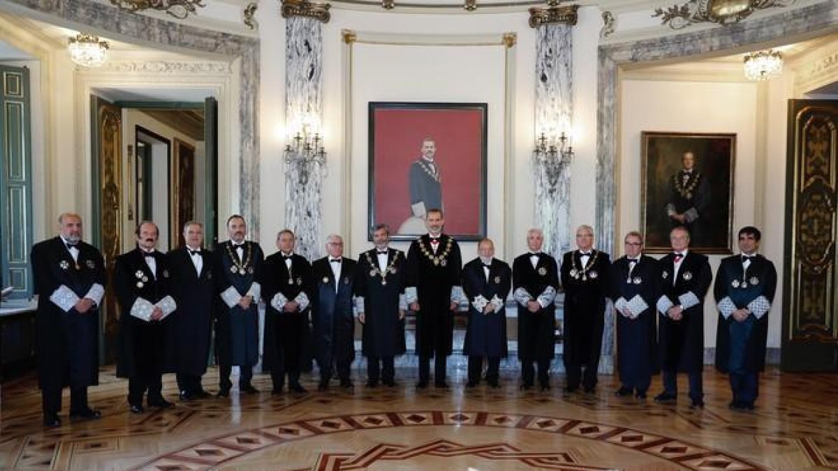 El Rey Felipe VI posa en la foto de familia, junto a los miembros del Consejo General del Poder Judicial.-EFE