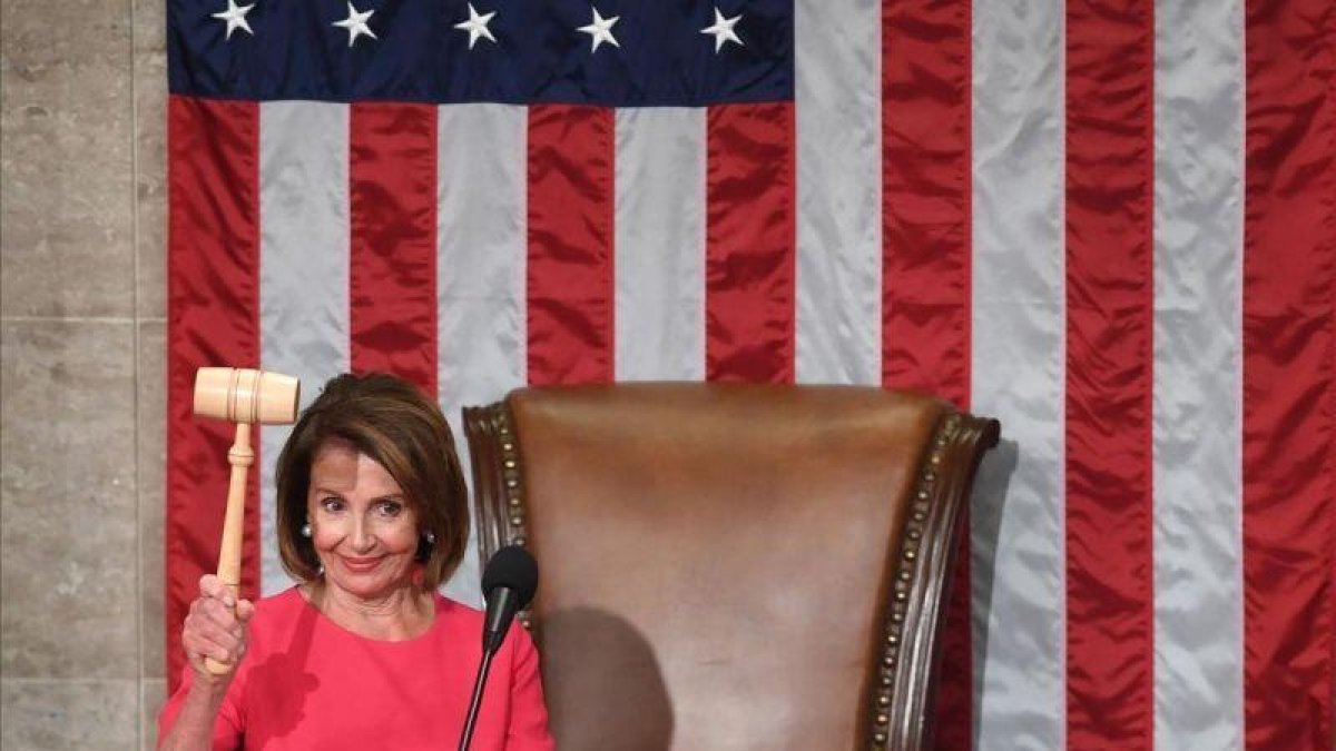 La nueva presidenta de la Cámara de Representantes de Estados Unidos, Nancy Pelosi, con el mazo durante la sesión de apertura del 116° Congreso en el Capitolio en Washington.-SAUL LOEB / AFP