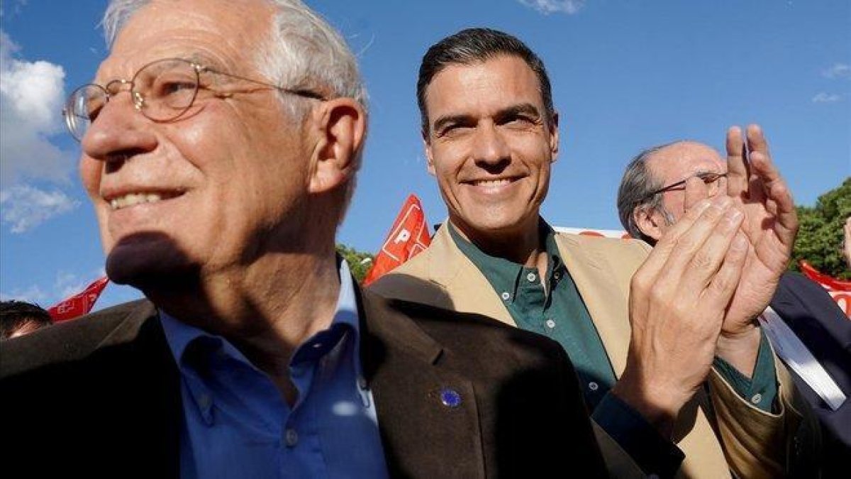 El presidente en funciones y líder del PSOE, Pedro Sánchez, cierra campaña en Madrid junto a sus candidatos.-JOSÉ LUIS ROCA