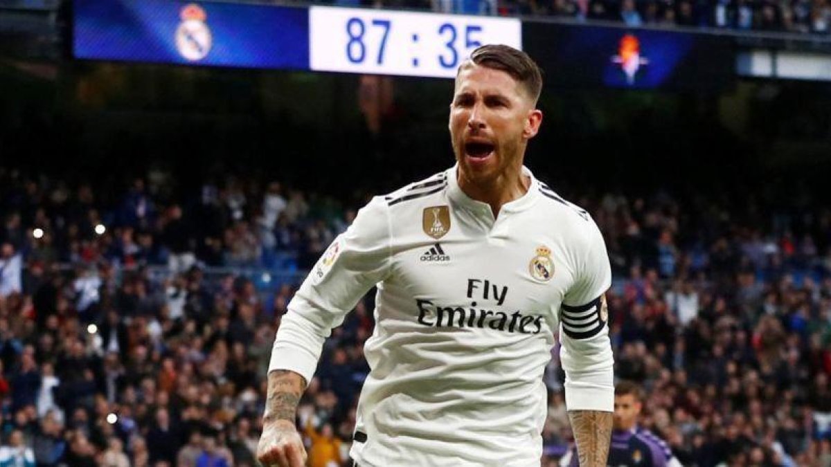 Sergio Ramos celebra su gol de penalti al Valladolid, el 2-0 del Madrid.-REUTERS / JUAN MEDINA