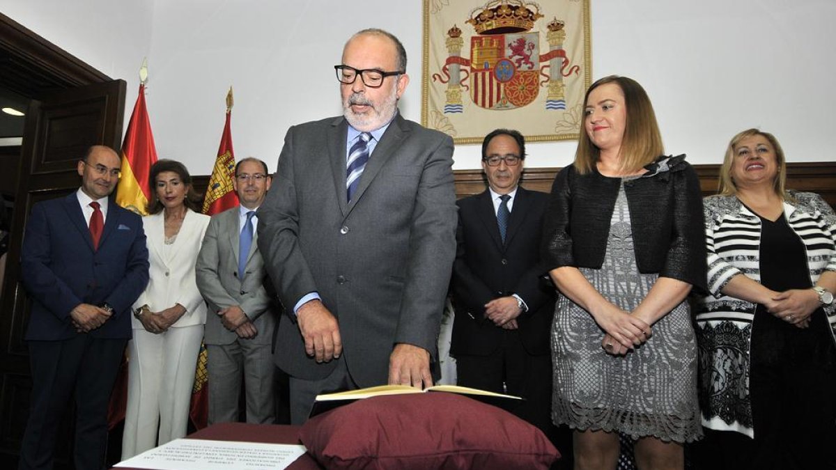 Miguel Latorre durante la toma de posesión.-VALENTIN GUISANDE