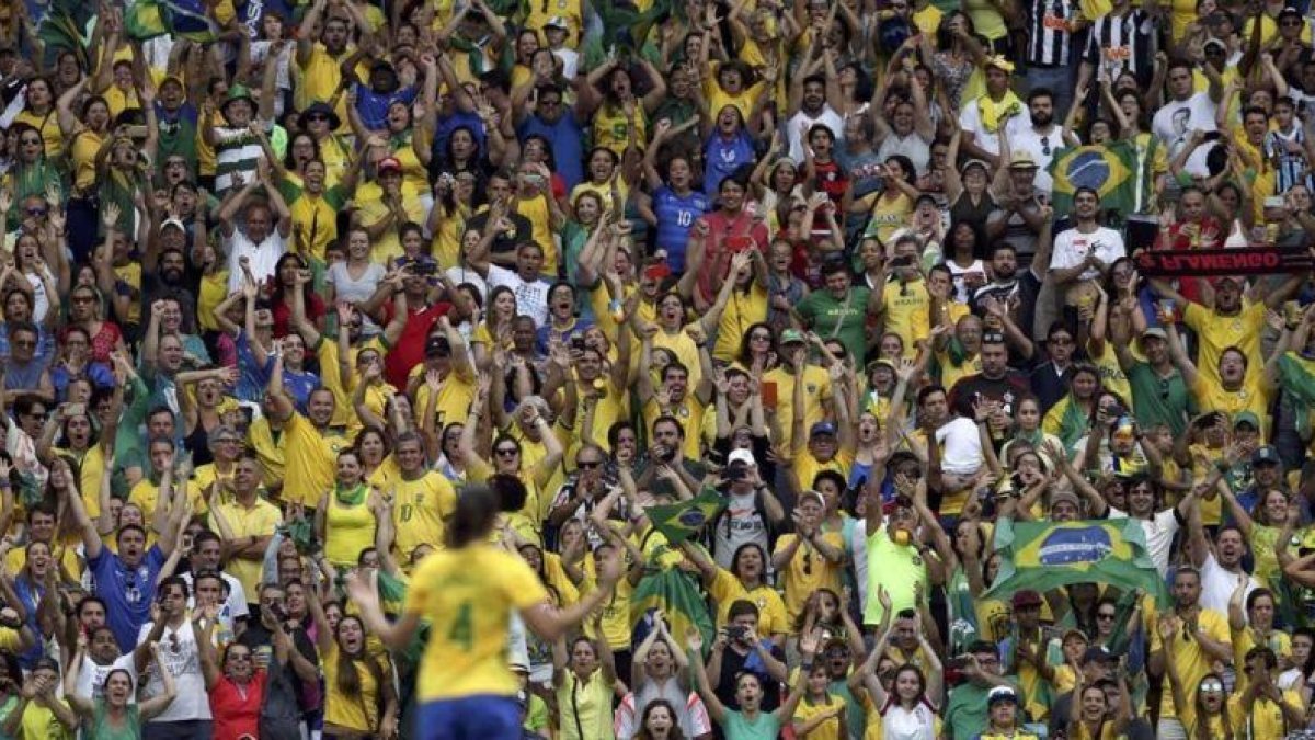 Aficionados brasileños durante un partido de fútbol femenino.-REUTERS / BRUNO KELLY