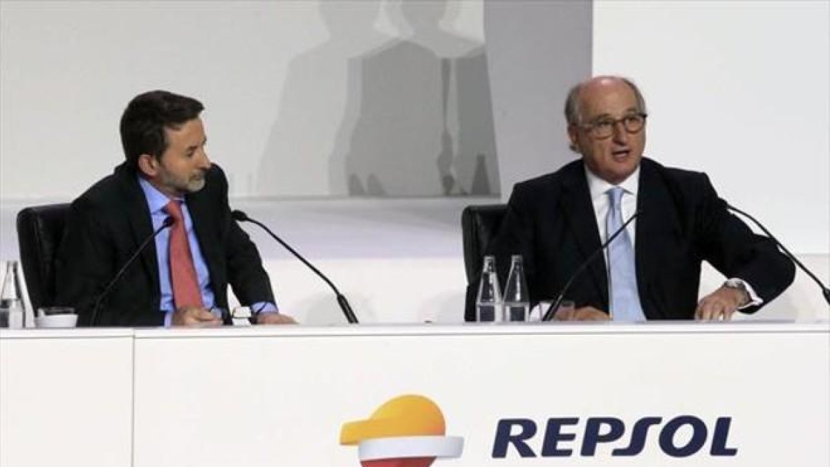 Junta de accionistas. Josu Jon Imaz y Antoni Brufau, ayer.-EFE / ZIPI